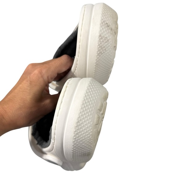 White Crocs with Fuzzy Lining & Charms Women’s Size 12 and men’s 10 - Picture 2 of 5